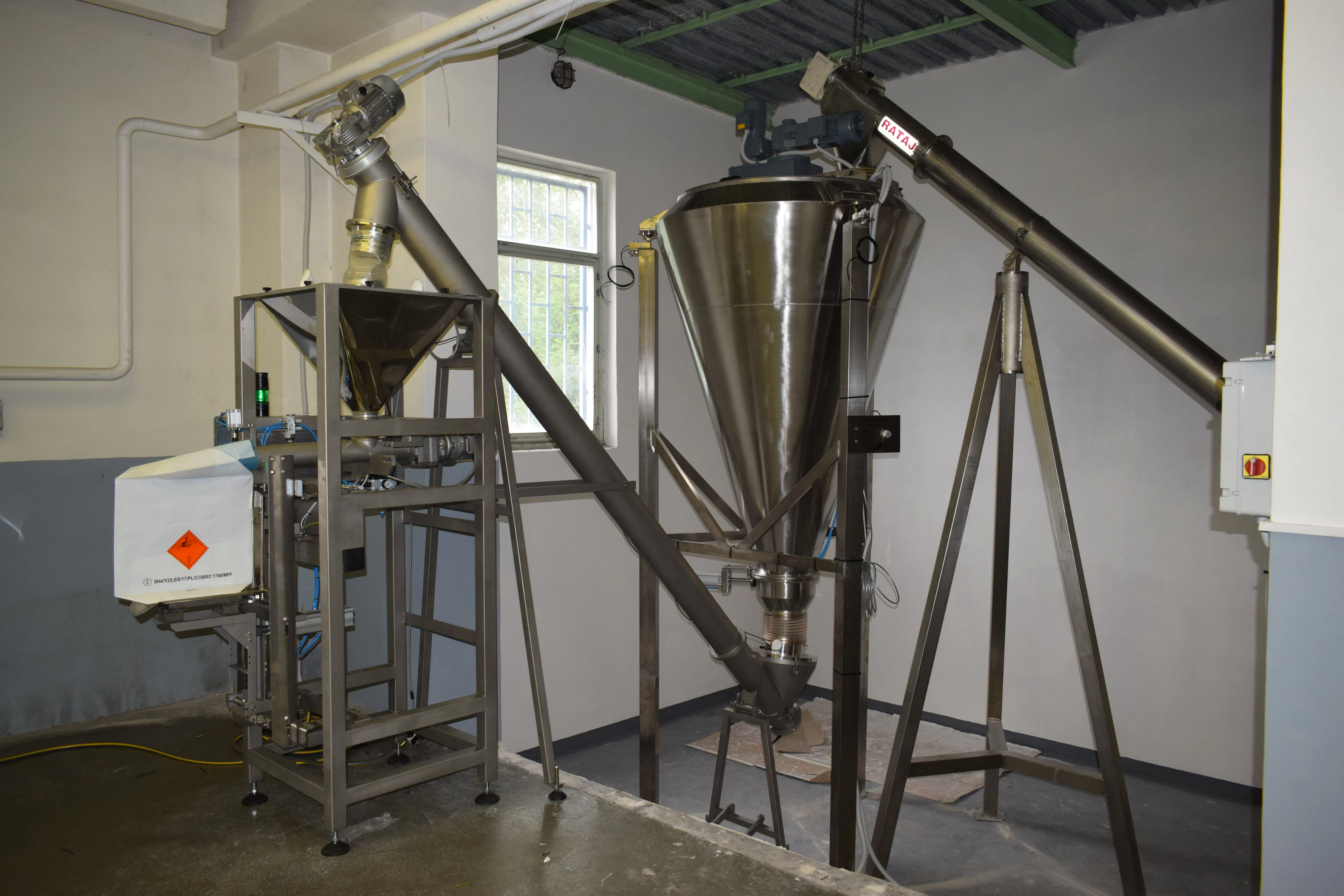 Vertikální míchací zařízení s pytlovacím poloautomatem pro ventilové pytle